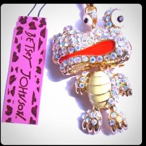 Alligator Pendant Long Chain, displayed at my shop too, may sell there.